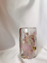 Indlæs billede til gallerivisning Swirley glas, Magnolia 2023
